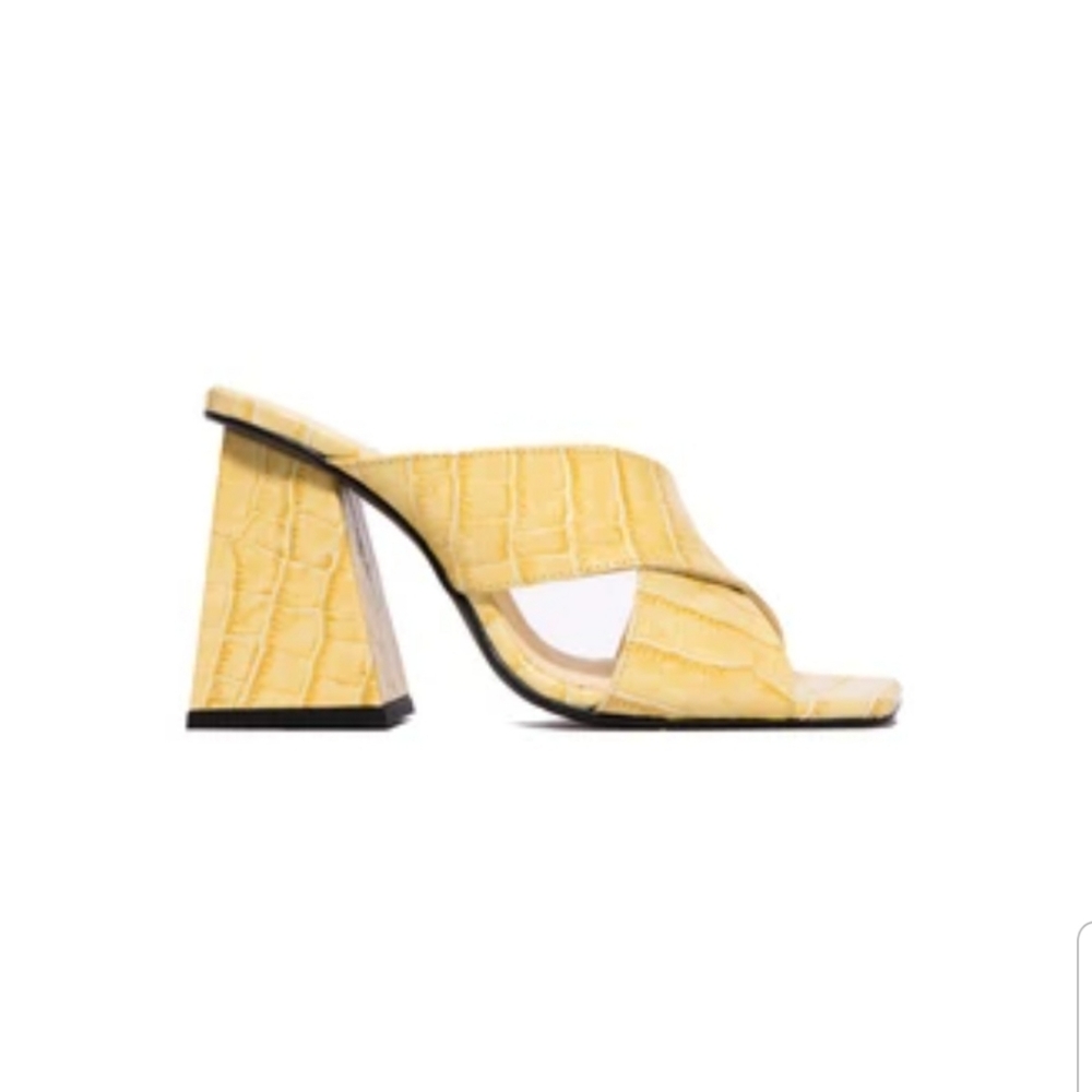 L'INTERVALLE Yellow Croc-Embossed Block Heel Mule Sandals